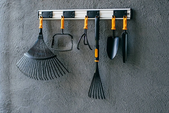 Verschiedene Fiskars OneClick-Geräte an einer Wand